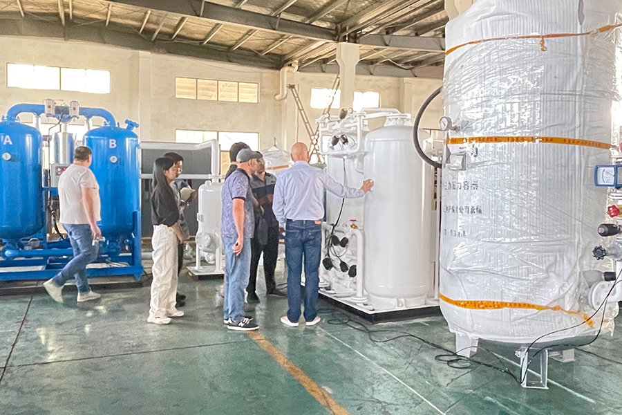 I clienti russi visitano la nostra fabbrica per valutare l'eccellente qualità del generatore di azoto