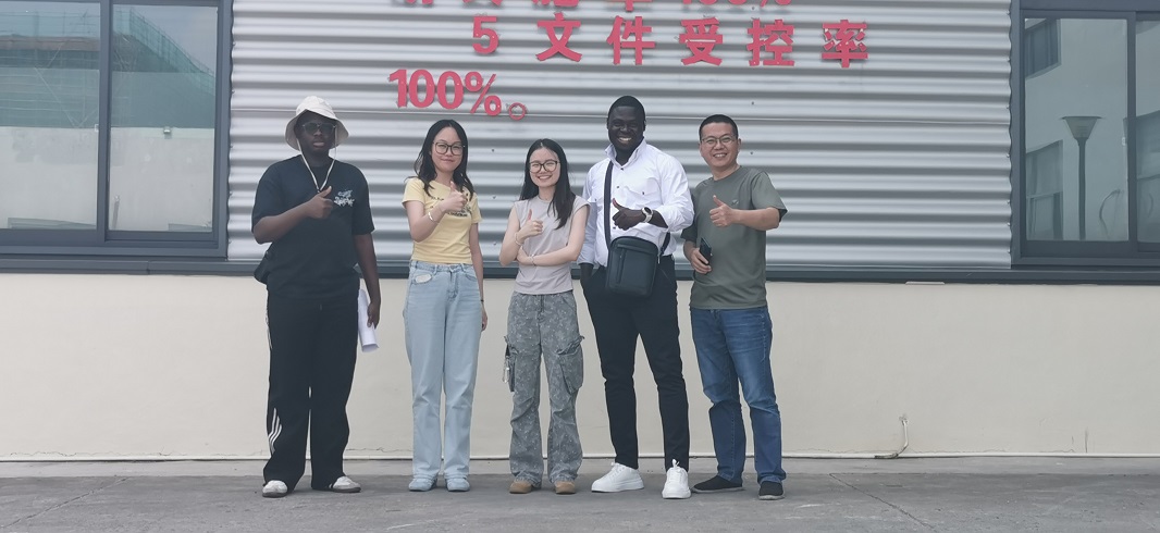 I clienti del Burkina Faso firmano l'ordine dopo aver visitato la nostra base di produzione di generatori di ossigeno e azoto